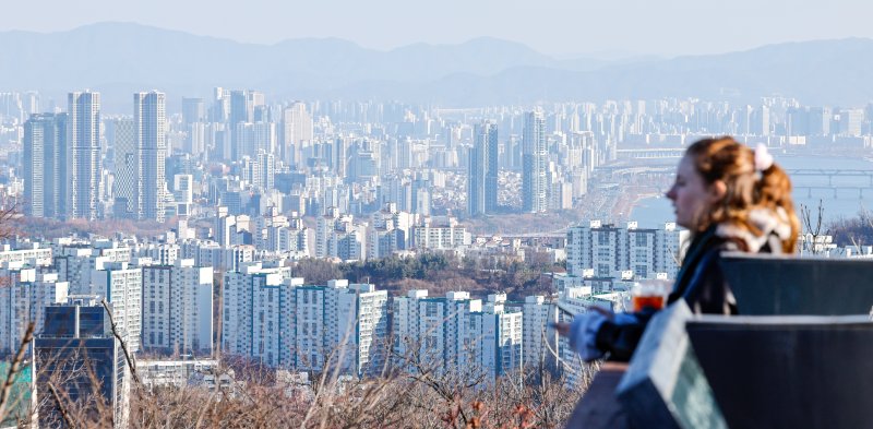 8일 서울 남산에서 시내 아파트 단지가 보이고 있다. 이날 직방에 따르면 11월 전국 아파트 상승 거래 비중은 45.3%로, 전월(46.6%)보다 소폭 감소했으나 서울의 경우 54.1%로 10월 52.2%보다 늘었다. 2025.12.8/뉴스1 ⓒ News1 안은나 기자