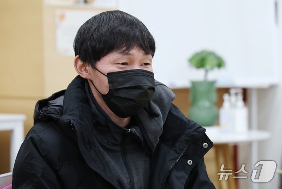 제1회 팬지문학상 대상을 수상한 강진민 씨가 5일 경기 시흥시 베다니마을뜨란채쉼터에서 디딤돌 인문학 참여 소감 등에 대해 말하고 있다. 2025.12.5/뉴스1 김영운 기자