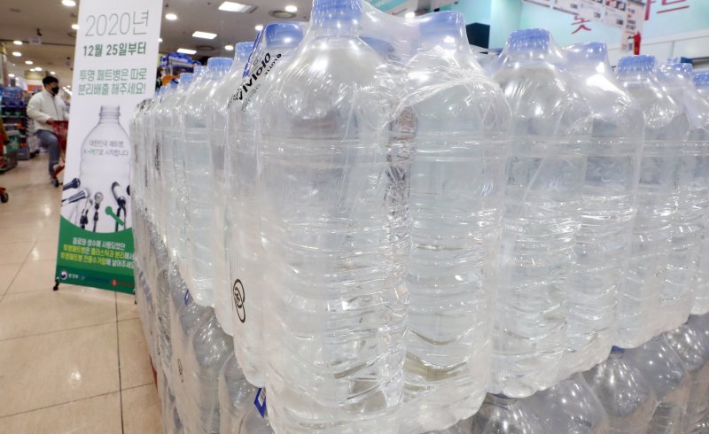 [서울=뉴시스]이영환 기자 = 투명 페트병 분리배출제 시행에 따라 무라벨 제품이 인기를 끌고 있는 27일 오후 서울 중구 롯데마트 서울역점에 무라벨 생수가 진열되어 있다. 2021.01.27. 20hwan@newsis.com