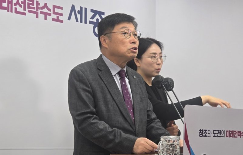 국제기술교육센터 개소와 관련해 브리핑하는 이승원 세종시 경제부시장. / 뉴스1