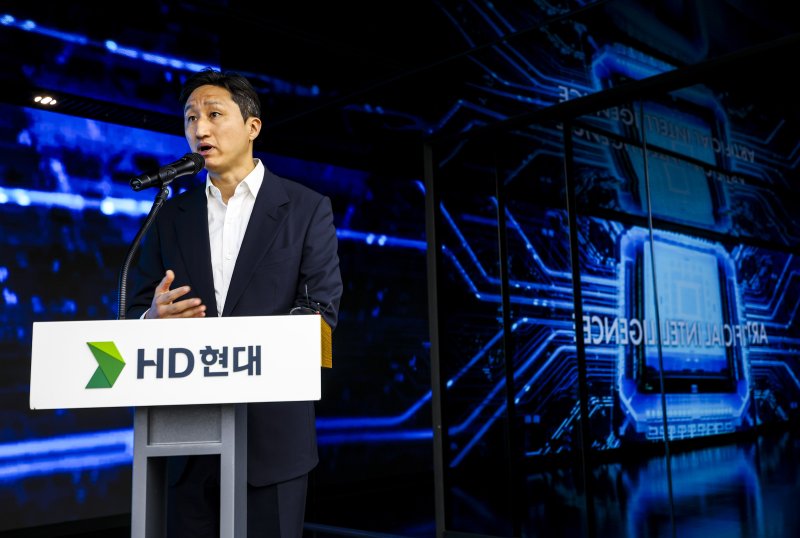 [성남=뉴시스] 정병혁 기자 = 정기선 HD현대 회장이 20일 경기 성남시 HD현대글로벌R&D센터에서 열린 HD현대-UNIST 등 조선-해양 산업AI MOU 체결식에서 축사를 하고 있다. 2025.11.20. jhope@newsis.com