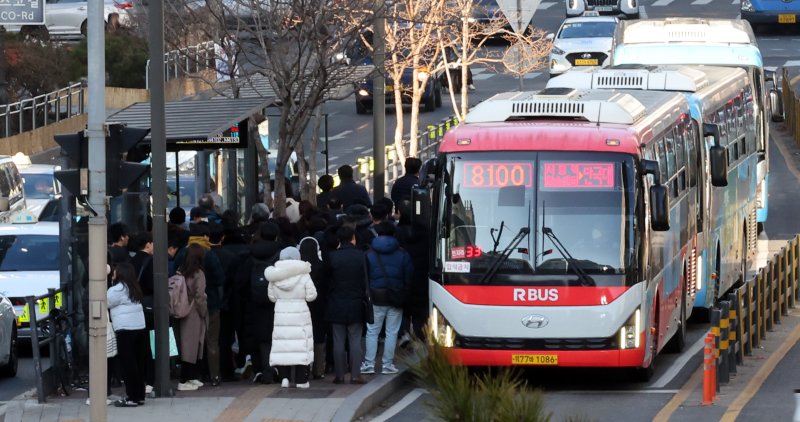 [서울=뉴시스] 최진석 기자 = 12일 서울 중구 '남대문세무서, 서울백병원' 정류소(중앙버스전용차로)에서 승객들이 버스를 기다리고 있다. 2023.01.12. myjs@newsis.com