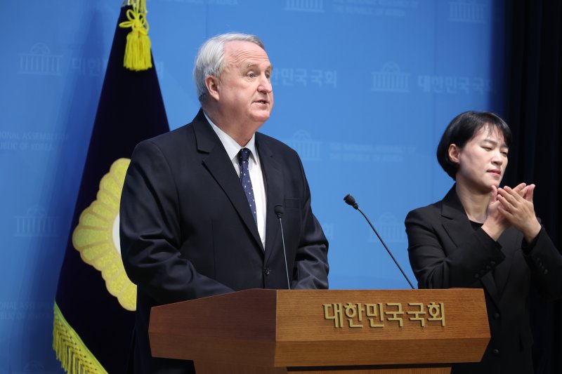 [서울=뉴시스] 조성봉 기자= 인요한 국민의힘 의원이 10일 오전 서울 여의도 국회 소통관에서 의원직 사퇴 기자회견을 하고 있다. 2025.12.10. suncho21@newsis.com