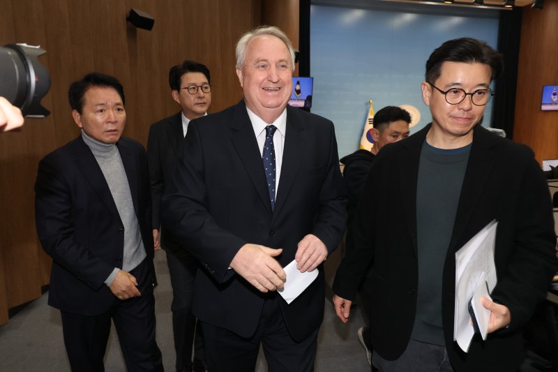 [서울=뉴시스] 조성봉 기자= 인요한 국민의힘 의원이 10일 오전 서울 여의도 국회 소통관에서 의원직 사퇴 기자회견을 마치고 밖으로 나서고 있다.2025.12.10. suncho21@newsis.com