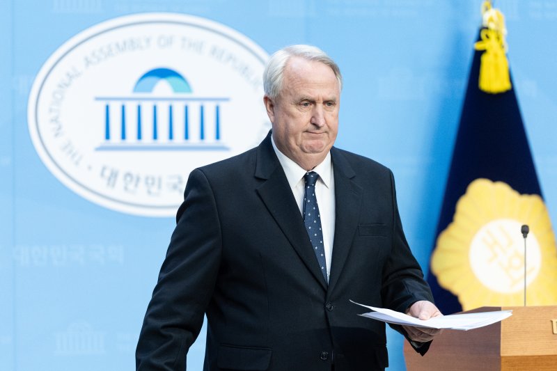 인요한 국민의힘 의원이 10일 서울 여의도 국회 소통관에서 의원직 사퇴 입장 표명 기자회견을 마치고 발걸음을 옮기고 있다. 2025.12.10/뉴스1 ⓒ News1 이승배 기자