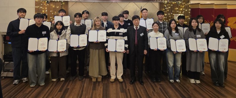 [전주=뉴시스] 전북대학교 총동창회는 연말을 맞아 총 23명의 학생에게 2100만원의 장학금을 전달했다고 10일 밝혔다. (사진=전북대 제공) 2025.12.10. photo@newsis.com