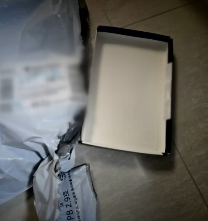 [뉴시스] 쿠팡 로켓배송으로 속옷을 주문하고 사흘 연속 빈 상자만 배송됐다는 소비자 제보가 나왔다. 사진은 피해 소비자가 찍은 배송 당시 물품의 모습. (사진 = 'JTBC News' 유튜브 캡처) 2025..12.10. *재판매 및 DB 금지