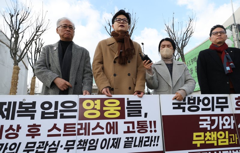 [서울=뉴시스] 김금보 기자 = 한동훈 국민의힘 전 대표가 지난 9일 오후 서울 여의도 국회 앞에서 제2연평해전 영웅 고 한상국 상사 아내 김한나 씨의 지연성 PTSD 법 입법 촉구 1인 시위에 동참하고 있다. 2025.12.09. kgb@newsis.com