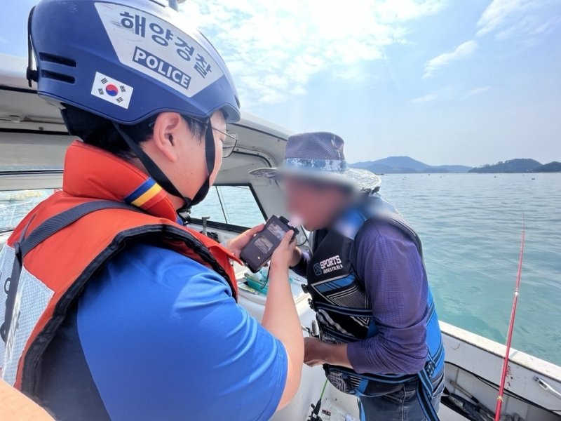 군산해경이 음주운항을 단속하고 있다.(군산해경 제공. 재판매 및 DB금지)2025.12.10/뉴스1