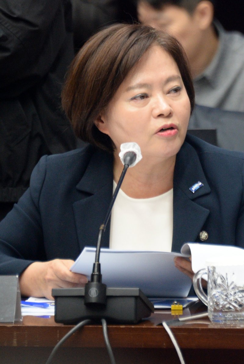 [전주=뉴시스] 김얼 기자 = 조국혁신당 정춘생 국회의원이 28일 전북 전주시 전북특별자치도청 대회의실에서 열린 '2025년도 행정안전위원회 국정감사'에 참석해 발언하고 있다. 2025.10.28. pmkeul@newsis.com