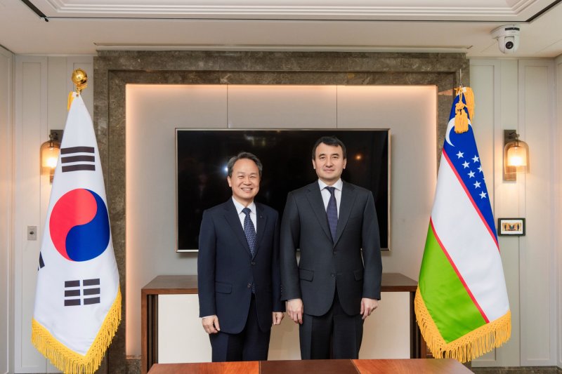 [서울=뉴시스]이날 행사에 참석한 진옥동 신한금융그룹 회장(사진 왼쪽)과 잠시드 호자예프 우즈베키스탄 부총리가 기념촬영을 하고 있다. (사진=신한금융그룹). 2025.12.10. photo@newsis.com