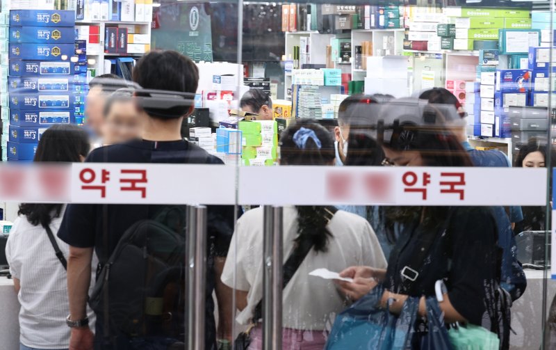 서울 시내의 한 약국에서 시민들이 약을 처방받고 있다. 2024.9.13/뉴스1 ⓒ News1 구윤성 기자