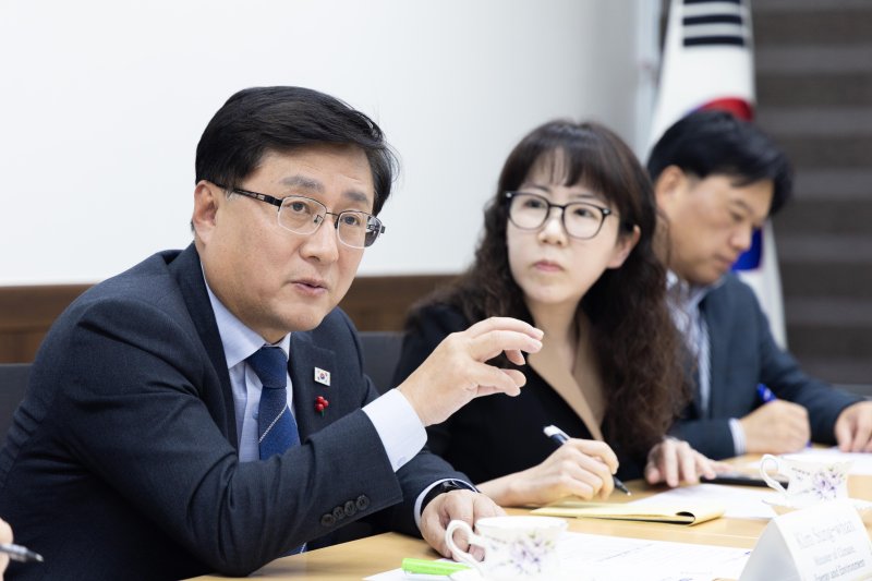 [서울=뉴시스] 김성환 기후에너지환경부장관이 25일 서울 서초구 한강홍수통제소에서 헨릭 안데르센 덴마크 풍력터빈사 베스타스 CEO와 국내·외 해상풍력 동향에 대해 논의하고 있다. (사진=기후에너지환경부 제공) 2025.11.25. photo@newsis.com *재판매 및 DB 금지
