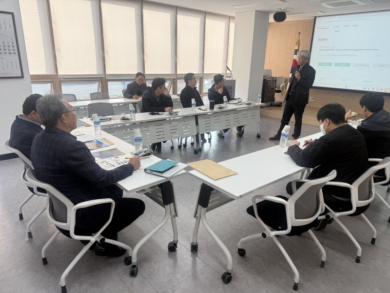 [진주=뉴시스]이학춘 동아대 교수가 진주시 시설관리공단의 ESG 공급망 실사평가지표와 평가준비사항을 정상섭 이사장(좌측 첫 번째)과 각 팀장에게 설명하고 있다.(사진=진주시시설관리공단 제공).2025.12.10.photo@newsis.com *재판매 및 DB 금지
