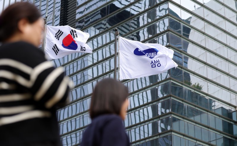 [서울=뉴시스] 홍효식 기자 = 서울 삼성전자 서초사옥의 깃발이 펄럭이고 있다. 2025.10.14. yesphoto@newsis.com