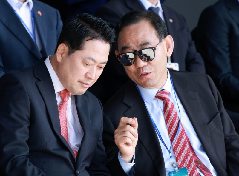 [계룡=뉴시스] 장동혁 국민의힘 대표와 주호영 의원이 국군의 날 기념식에서 대화 하고 있다. *기사 본문과는 무관한 사진. 2025.10.01.