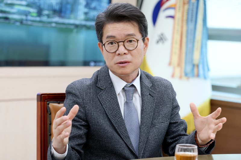 [서울=뉴시스] 정원오 성동구청장이 지난 17일 성동구청에서 뉴시스와 인터뷰를 진행하고 있다. 2025.06.22 (사진 제공=성동구청) photo@newsis.com *재판매 및 DB 금지