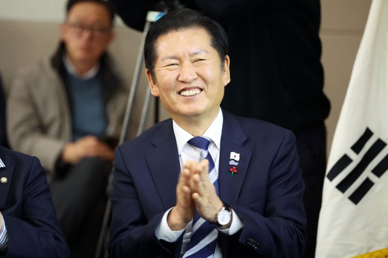 정청래 더불어민주당 대표가 10일 오전 광주 서구 김대중컨벤션센터에서 열린 호남발전특별위원회 성과보고회에서 박수를 치고 있다. 2025.12.10/뉴스1 ⓒ News1 이승현 기자