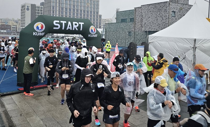 [제주=뉴시스] 임재영 기자 = 제주국제울트라마라톤대회 참가 선수들이 24일 오전 6시 제주시 탑동광장을 출발하고 있다. 이들은 50㎞, 100㎞, 200㎞ 등 3개 종목에서 자신의 한계에 도전하는 경기를 펼친다. 2025.05.26. ijy788@newsis.com