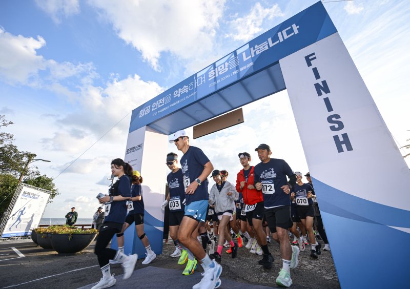 [서울=뉴시스] 공항사진기자단 = 30일 오전 제주공항 인근에서 김포·김해·제주 등 전국 14개 공항의 안전 문화를 기원하고, 소아암 환자를 후원하기 위한 기부 마라톤 캠페인에서 참가자들이 출발하고 있다.한국공항공사는 마라톤 참가비(1인당 5만원) 전액을 제주대학교병원 소아암 환자 치료 지원을 위해 기부했으며, 가수 션도 이번 마라톤 행사에 참여해 참가자들과 함께 희망의 메시지를 전달했다. 2025.10.30. photo@newsis.com