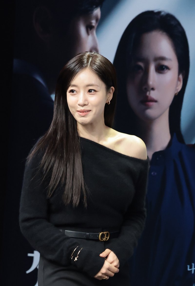 배우 함은정이 10일 오전 서울 마포구 MBC 신사옥에서 열린 MBC 새 일일드라마 '첫 번째 남자'(극본 서현주, 안진영/ 연출 강태흠)의 제작발표회에서 포즈를 취하고 있다. '첫 번째 남자'는 복수를 위하여 다른 사람의 삶을 살게 된 여자와 자신의 욕망을 위하여 다른 사람의 삶을 빼앗은 여자의 목숨을 건 치명적 대결을 그린 작품이다. 2025.12.10/뉴스1 ⓒ News1 권현진 기자