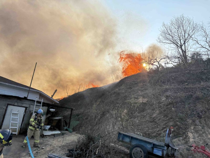 10일 강원 양양 손양면 산불 현장.(강원도소방본부 제공, 재판매 및 DB 금지) 2025.12.10/뉴스1