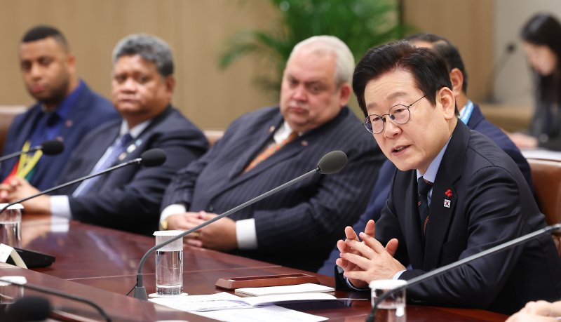 [서울=뉴시스] 고범준 기자 = 이재명 대통령이 10일 서울 용산 대통령실 청사에서 열린 태평양도서국 외교장관 단체 접견에서 발언하고 있다. (대통령실통신사진기자단) 2025.12.10. bjko@newsis.com