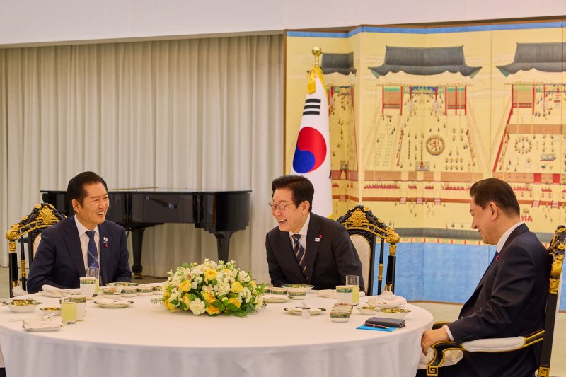 [서울=뉴시스] 이재명 대통령이 9일 서울 서울 한남동 관저에서 정청래 더불어민주당 대표, 김병기 원내대표와 저녁 만찬 회동을 하고 있다. (사진=대통령실 제공) 2025.12.09. photo@newsis.com