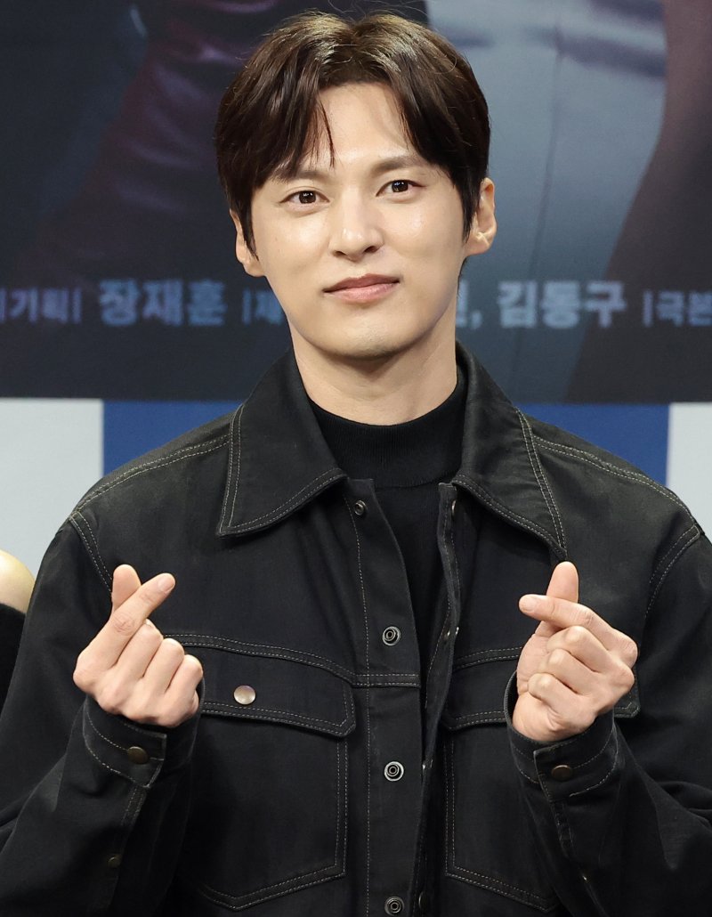 배우 윤선우가 10일 오전 서울 마포구 MBC 신사옥에서 열린 MBC 새 일일드라마 '첫 번째 남자'(극본 서현주, 안진영/ 연출 강태흠)의 제작발표회에서 포즈를 취하고 있다. '첫 번째 남자'는 복수를 위하여 다른 사람의 삶을 살게 된 여자와 자신의 욕망을 위하여 다른 사람의 삶을 빼앗은 여자의 목숨을 건 치명적 대결을 그린 작품이다. 2025.12.10/뉴스1 ⓒ News1 권현진 기자