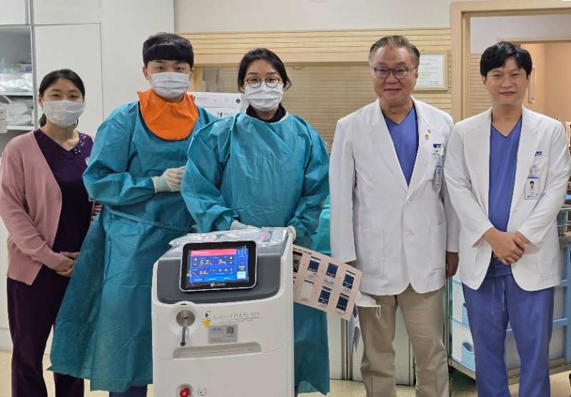 [부천=뉴시스]정일형 기자 = 새로 도입한 홀뮴레이저 시스템(Lumenis Pulse 30H, Boston Scientific)을 이용해 시술에 성공한 순천향대 부천병원 소화기병센터 췌장담도팀. (사진=순천향대 부천병원 제공)