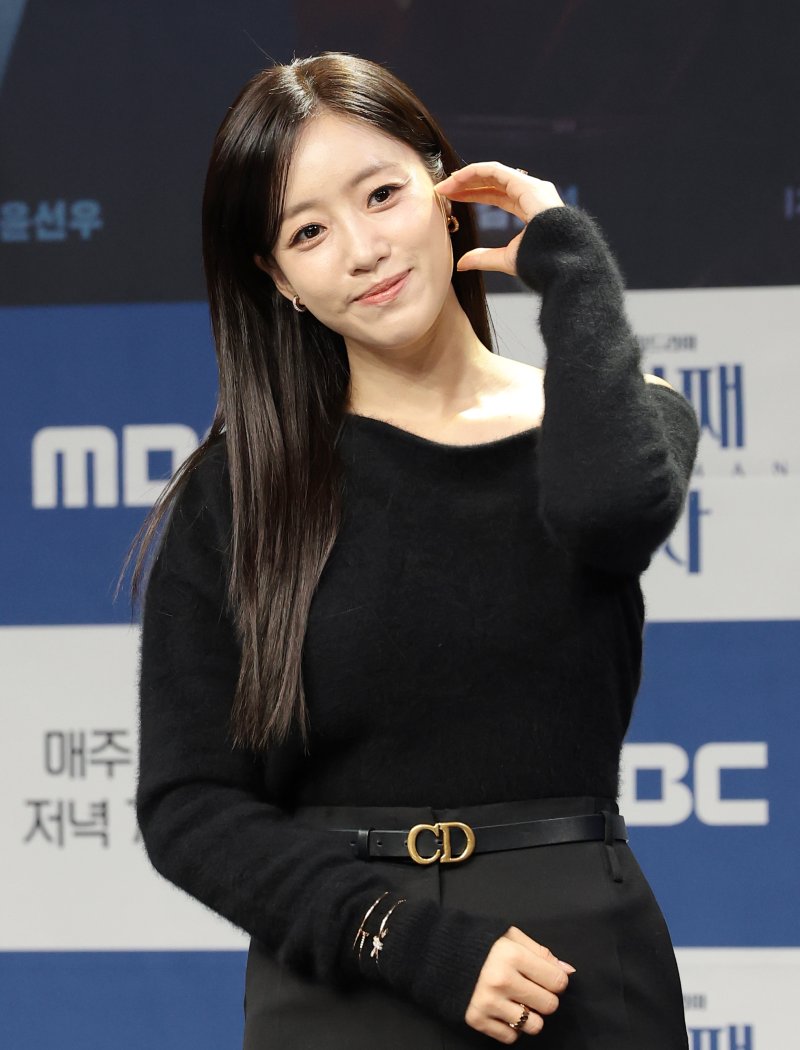 배우 함은정이 10일 오전 서울 마포구 MBC 신사옥에서 열린 MBC 새 일일드라마 '첫 번째 남자'(극본 서현주, 안진영/ 연출 강태흠)의 제작발표회에서 포즈를 취하고 있다. '첫 번째 남자'는 복수를 위하여 다른 사람의 삶을 살게 된 여자와 자신의 욕망을 위하여 다른 사람의 삶을 빼앗은 여자의 목숨을 건 치명적 대결을 그린 작품이다. 2025.12.10/뉴스1 ⓒ News1 권현진 기자