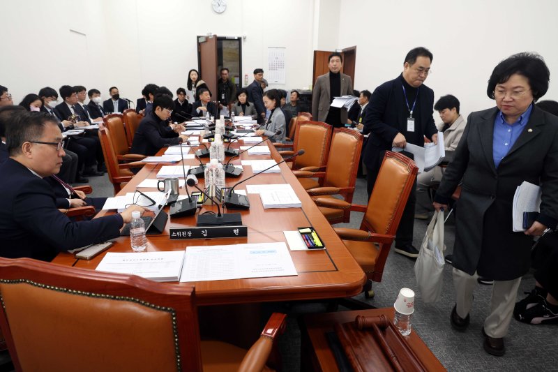 김현 국회 과방위 정보통신방송법안심사소위원장이 10일 오전 서울 여의도 국회에서 열린 과학기술정보방송통신위원회 정보통신방송법안심사소위원회에 참석하고 있다. 뉴시스