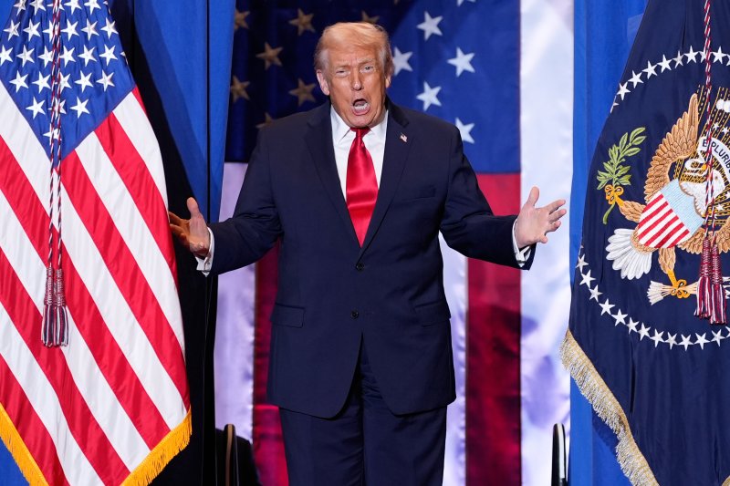 [마운트 포코노=AP/뉴시스] 도널드 트럼프 미국 대통령이 9일(현지 시간) 미 펜실베이니아주 마운트 포코노의 마운트에어리 카지노 리조트에 도착해 지지자들에게 인사하고 있다. 트럼프 대통령은 자신의 이민 정책을 자찬하며 "미국보다 더 강력한 국경을 갖춘 곳은 북한뿐"이라고 말했다. 2025.12.10.