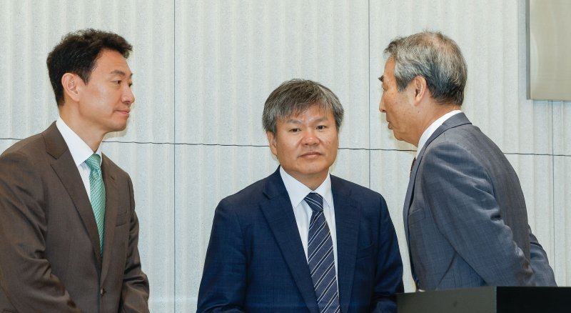 [서울=뉴시스] 윤석열 전 대통령의 부인 김건희 여사 의혹 관련 사건을 맡은 민중기(오른쪽) 특별검사가 지난 7월 2일 오전 서울 종로구 KT광화문빌딩 웨스트에 마련된 특검 사무실에서 현판 제막식에서 박상진(왼쪽부터), 문홍주 특검보와 대화를 나누고 있다. (공동취재) 2025.12.10. photo@newsis.com