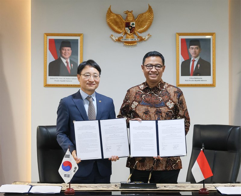 임광현 국세청장과 비모 위자얀토 인도네시아 국세청장이 9일 징수공조 MOU를 체결한 후 기념 촬영을 하고 있다.(사진 : 국세청 제공) 2025.12.10. *재판매 및 DB 금지