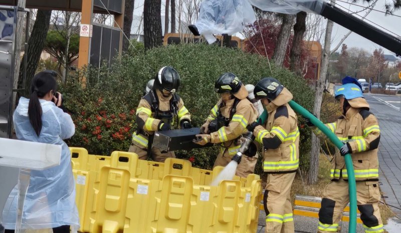 전남 나주소방서는 한국전력공사 본사 데이터센터에서 리튬이온배터리 화재 발생을 가정한 합동소방훈련을 실시했다고 26일 밝혔다.(나주소방서 제공, 재배포 및 DB 금지)/뉴스1