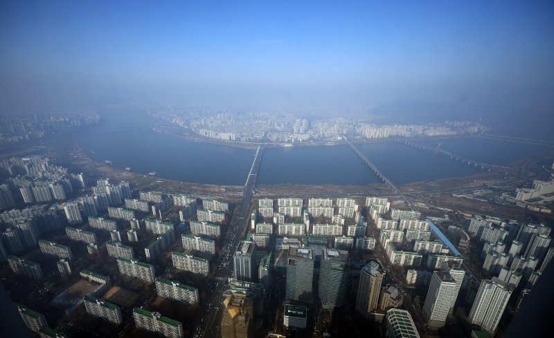 서울 송파구 롯데월드타워에서 바라본 한강변 아파트 단지모습. 2025.12.7/뉴스1 ⓒ News1 김진환 기자