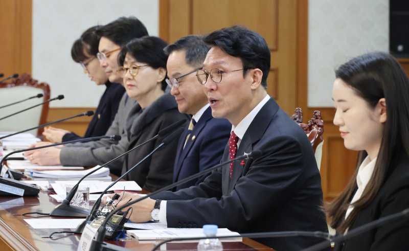 [서울=뉴시스] 김명원 기자 = 김민석 국무총리가 25일 서울 종로구 정부서울청사에서 열린 아동정책조정위원회 회의에 참석해 발언하고 있다. 2025.11.25. kmx1105@newsis.com