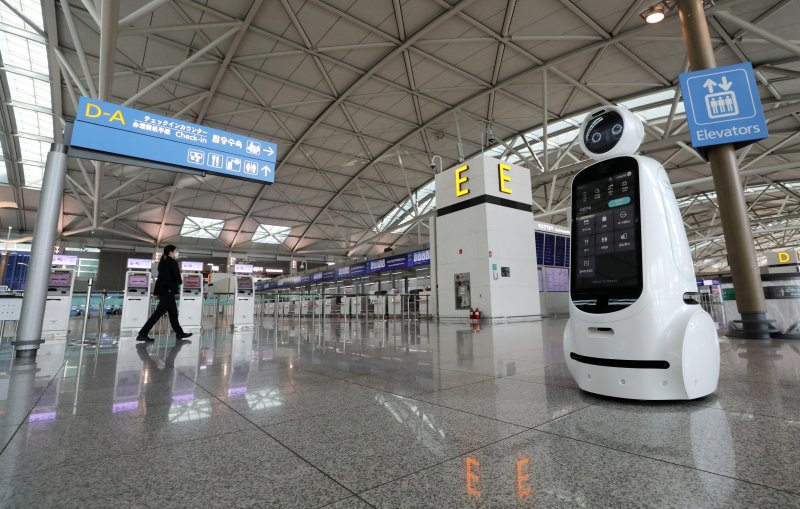 [인천공항=뉴시스] 고범준 기자 = 2020년 4월 10일 인천국제공항 제1터미널 출국장에 안내 로봇인 에어스타가 승객들을 기다리고 있다. (사진은 기사와 직접 관련 없습니다) 2020.04.10. bjko@newsis.com
