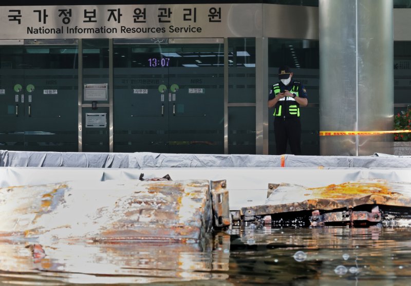 [대전=뉴시스] 김금보 기자 = 지난 10일 1일 오후 대전 유성구 국가정보자원관리원 화재현장에 설치된 외부 냉각 침수조의 리튬이온 배터리에서 화학작용으로 인한 기포가 올라오고 있다. 2025.10.01. kgb@newsis.com