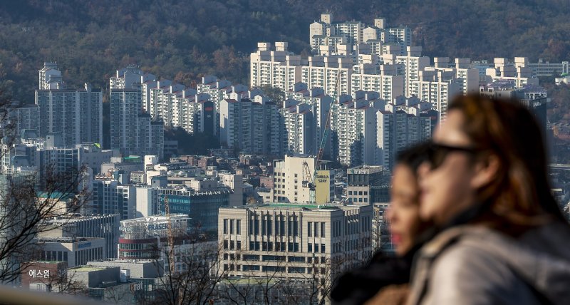 [서울=뉴시스] 정병혁 기자 = 17일 서울 남산에서 시내 아파트가 보이고 있다.최근 은행채 금리가 올라가면서 이를 반영한 주택담보대출 금리도 가파른 우상향 곡선을 그리고 있다. 5대 은행의 주담대 5년 고정금리(주기·혼합형)는 3.74~6.04%로 집계됐다. 6개월 변동금리는 3.77~5.97%로 나타났다. 주담대 고정금리 상단이 6%를 넘어간 것은 지난 2023년 12월 이후 2년여 만이다. 2025.11.17. jhope@newsis.com