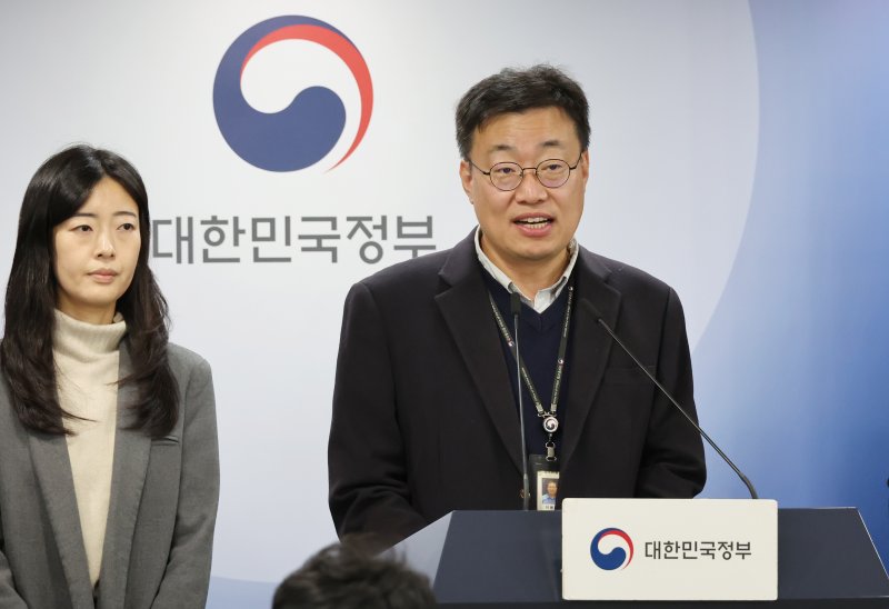 이동훈 국무조정실 재정금융정책관이 9일 오전 서울 종로구 정부서울청사에서 신속차단에 방점인 'AI 가짜 의사 광고' 대책 발표를 하고있다. 정부는 국가정책조정회의에서 AI 등을 활용한 시장 질서 교란 허위·과장 광고 대응방안에 대해 유통전 사전방지, 유통시 신속차단, 제재 강화·단속역량 확충 등을 추진하기로 했다. 2025.12.09/뉴시스