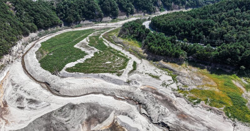 10일 오후 강원 강릉시 오봉저수지가 바짝 말라붙어 바닥을 드러내고 있다. 2025.9.10/뉴스1 ⓒ News1 김진환 기자