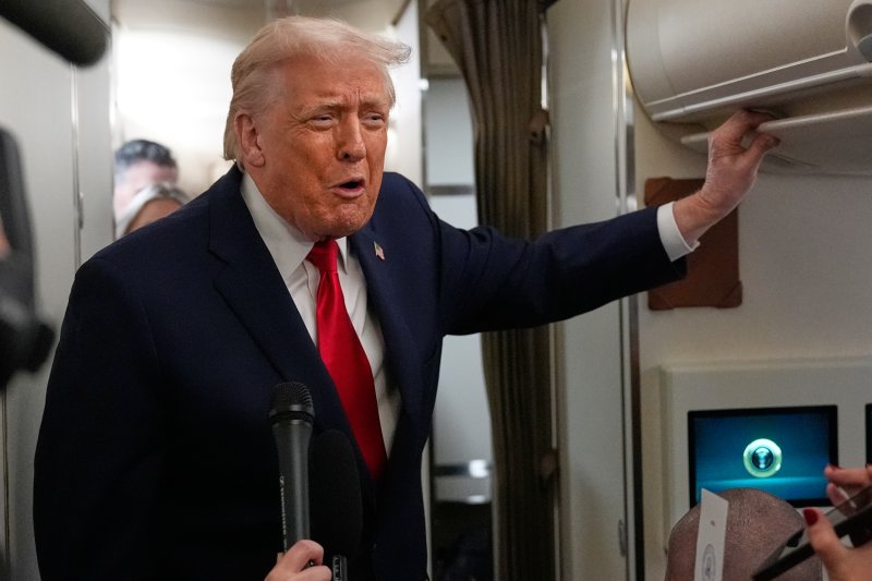 [AP/뉴시스] 도널드 트럼프 미국 대통령이 9일(현지 시간) 전용기 에어포스원에서 취재진 질문에 답하고 있다. 2025.12.10.