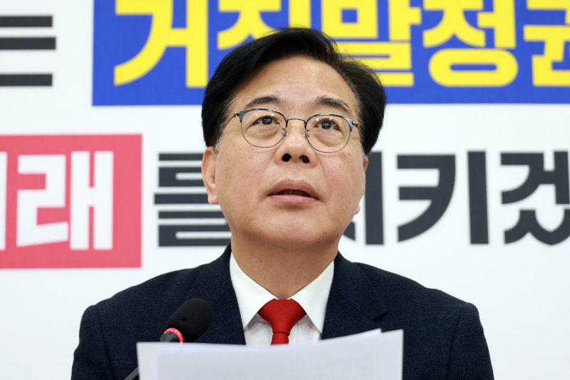 [서울=뉴시스] 고승민 기자 = 송언석 국민의힘 원내대표가 10일 서울 여의도 국회에서 현안 기자간담회를 하고 있다. 2025.12.10. kkssmm99@newsis.com