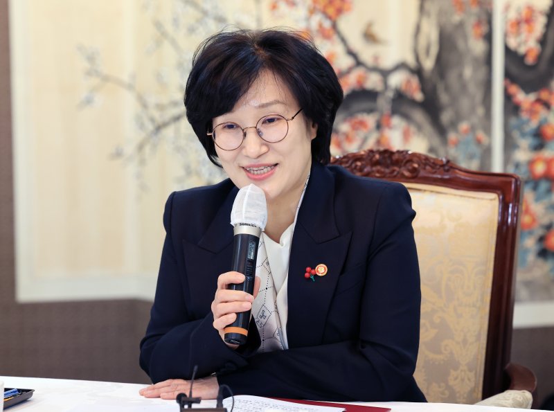 원민경 성평등가족부 장관이서울 종로구 정부서울청사에서 열린 금융분야 여성 임원 현장 소통 간담회에서 인사말을 하고 있다. 2025.12.3/뉴스1 ⓒ News1 임세영 기자