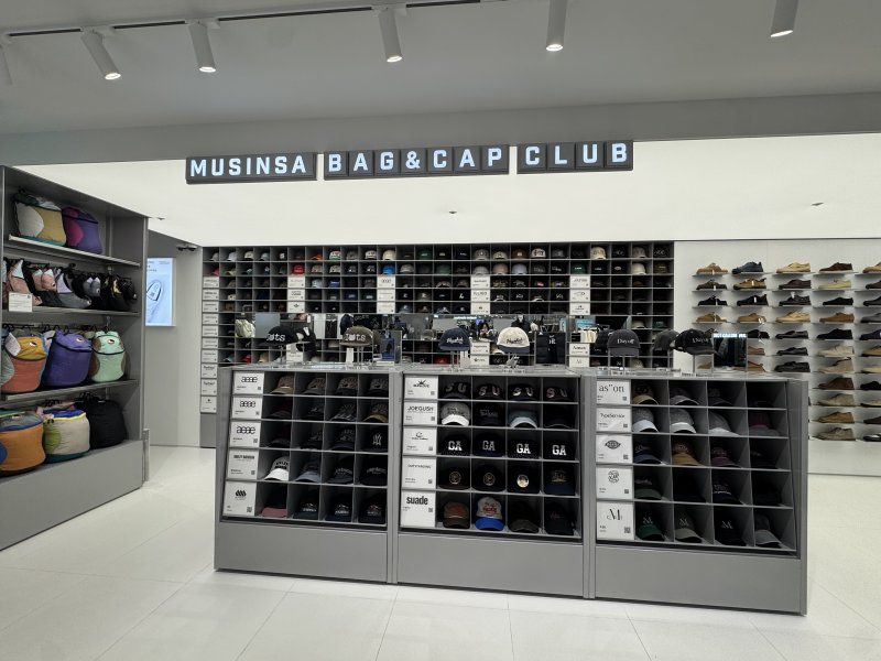 [서울=뉴시스] 스트릿 캐주얼 브랜드의 인기 가방 및 모자를 선보이는 무신사 백&캡클럽. (사진=뉴시스) *재판매 및 DB 금지