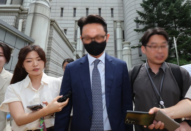 윤석열 전 대통령의 부인 김건희 여사에게 청탁할 목적으로 명품 가방과 목걸이를 전달한 혐의를 받는 전 통일교 세계본부장 윤영호 씨가 지난 7월 30일 서울 서초구 서울중앙지방법원에서 열린 구속 전 피의자 심문(영장실질심사)를 마친 뒤 법원을 나서고 있다. 2025.7.30/뉴스1 ⓒ News1 장수영 기자