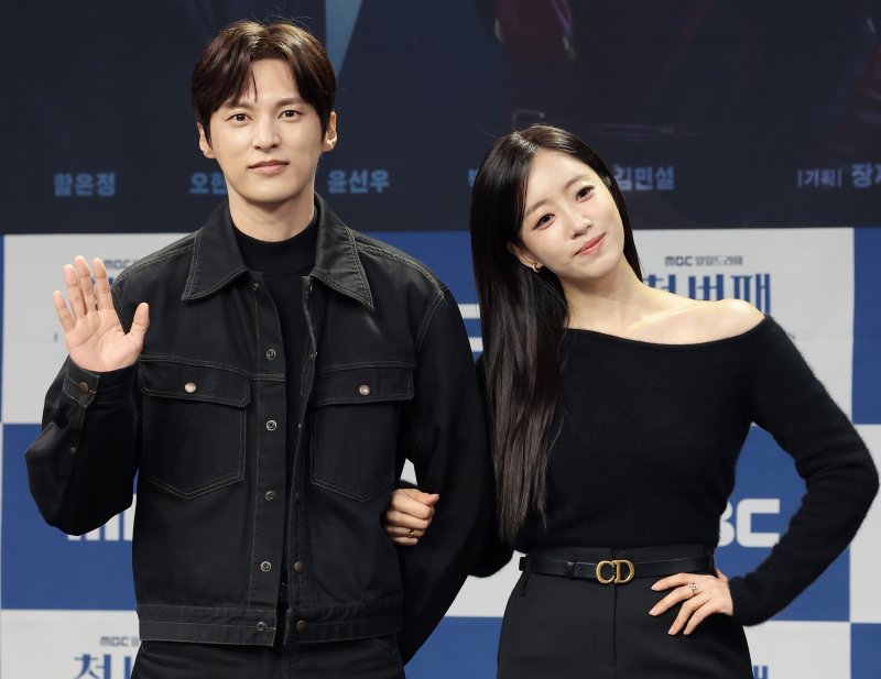 배우 윤선우와 함은정(오른쪽)이 10일 오전 서울 마포구 MBC 신사옥에서 열린 MBC 새 일일드라마 '첫 번째 남자'(극본 서현주, 안진영/ 연출 강태흠)의 제작발표회에서 포즈를 취하고 있다. '첫 번째 남자'는 복수를 위하여 다른 사람의 삶을 살게 된 여자와 자신의 욕망을 위하여 다른 사람의 삶을 빼앗은 여자의 목숨을 건 치명적 대결을 그린 작품이다. 2025.12.10/뉴스1 ⓒ News1 권현진 기자