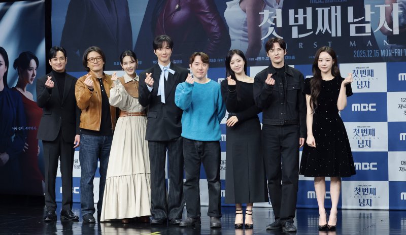 배우 이재황(왼쪽부터)과 정찬, 오현경, 박건일, 강태흠 PD, 함은정, 윤선우, 김민설이 10일 오전 서울 마포구 MBC 신사옥에서 열린 MBC 새 일일드라마 '첫 번째 남자'(극본 서현주, 안진영)의 제작발표회에서 포즈를 취하고 있다. '첫 번째 남자'는 복수를 위하여 다른 사람의 삶을 살게 된 여자와 자신의 욕망을 위하여 다른 사람의 삶을 빼앗은 여자의 목숨을 건 치명적 대결을 그린 작품이다. 2025.12.10/뉴스1 ⓒ News1 권현진 기자